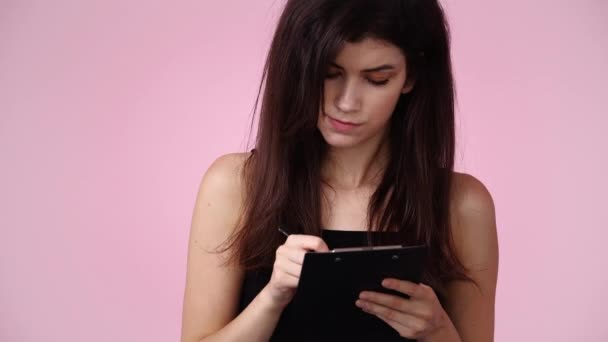 Повільне Відео Однієї Дівчини Знімає Ноти Рожевому Фоні Поняття Емоцій — стокове відео