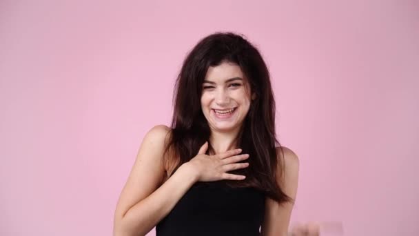 Slow Motion Video Van Een Meisje Lachen Roze Achtergrond Concept — Stockvideo