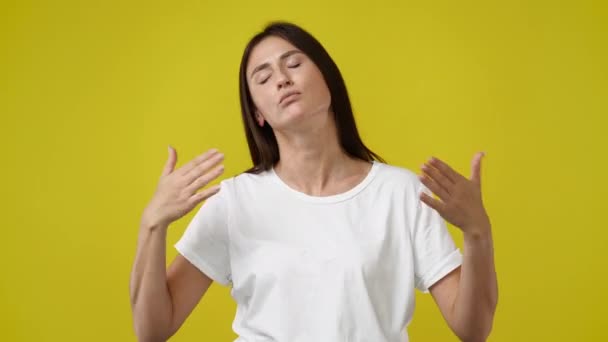 4K慢镜头 其中一个女孩感觉太热 双手在她的面前移动 情绪的概念 — 图库视频影像