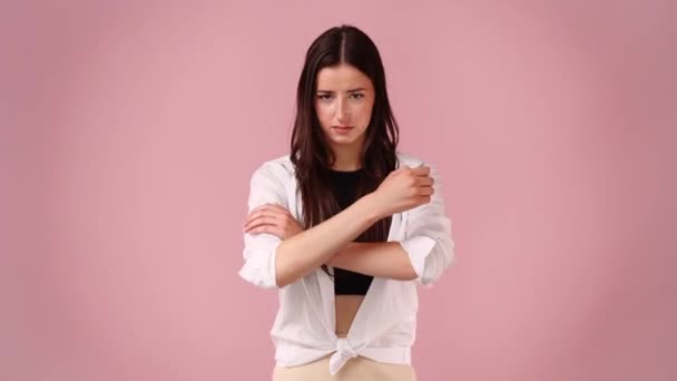 ピンクの背景に否定的な表情をした1人の少女の4Kスローモーションビデオ 感情の概念 — ストック動画