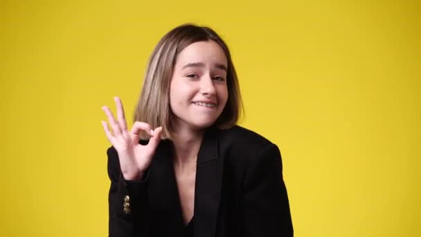 Powolny Film Cute Girl Pokazuje Znak Żółtym Tle Pojęcie Emocji — Wideo stockowe