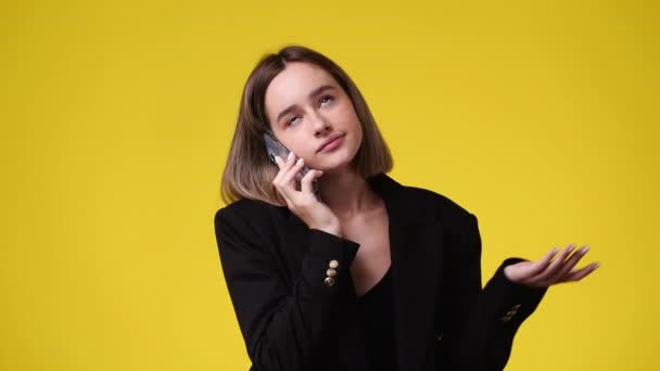 Βίντεο Ένα Κορίτσι Μιλάει Από Τηλέφωνο Κίτρινο Φόντο Έννοια Των — Αρχείο Βίντεο