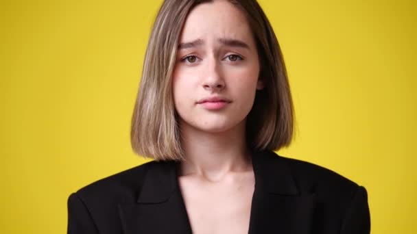 Spowolniony Film Jednej Dziewczyny Negatywnym Wyrazem Twarzy Żółtym Tle Pojęcie — Wideo stockowe