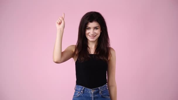 ピンクの背景に3人まで数える1人の少女の4Kスローモーションビデオ 感情の概念 — ストック動画