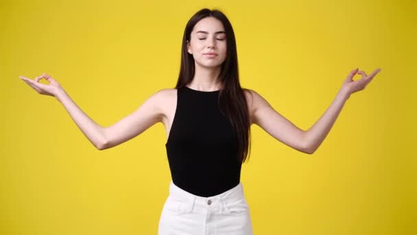 Повільне Відео Однієї Дівчини Медитує Жовтому Фоні Поняття Емоцій — стокове відео
