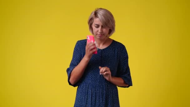 Βίντεο Μια Γυναίκα Μιλάει Από Τηλέφωνο Κίτρινο Φόντο Έννοια Των — Αρχείο Βίντεο