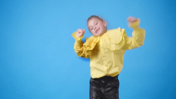Mavi Arka Planda Dans Eden Kızın Yavaş Çekim Videosu Duyguların — Stok video