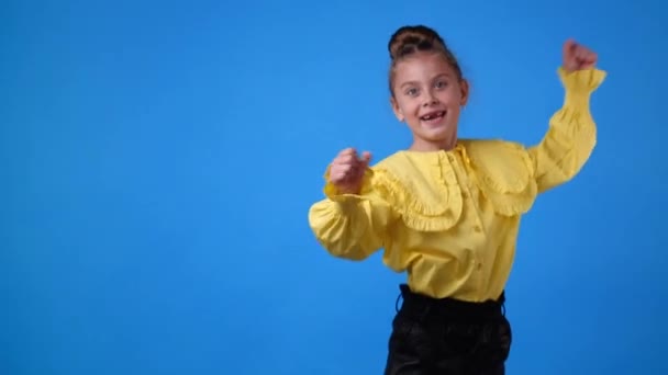 Βίντεο Αργής Κίνησης Του Κοριτσιού Που Χορεύει Μπλε Φόντο Έννοια — Αρχείο Βίντεο
