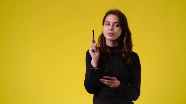 Slow Motion Video Girl Note Pad Taking Some Notes Yellow — Vídeos de Stock