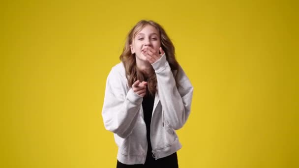 4K视频一个女孩笑粉红背景 情绪的概念 — 图库视频影像