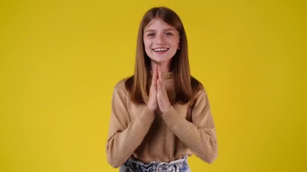 Vídeo Câmera Lenta Garota Animada Batendo Palmas Mãos Fundo Amarelo — Vídeo de Stock
