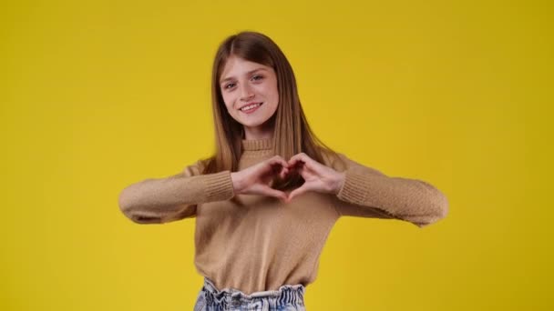 Slow Motion Video Girl Making Heart Shape Her Hands Yellow — Videoclip de stoc