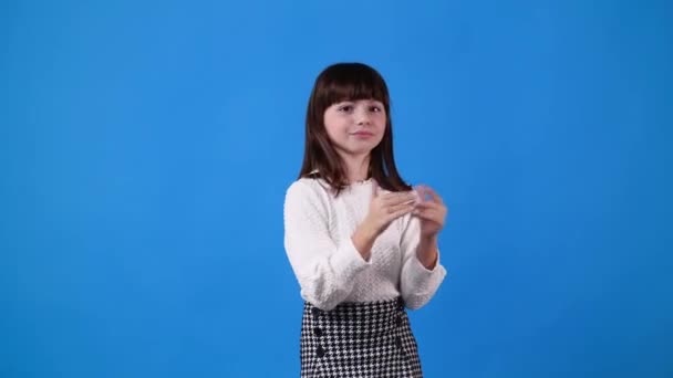 Αργή Κίνηση Βίντεο Ενθουσιασμένοι Κορίτσι Παλαμάκια Στα Χέρια Μπλε Φόντο — Αρχείο Βίντεο