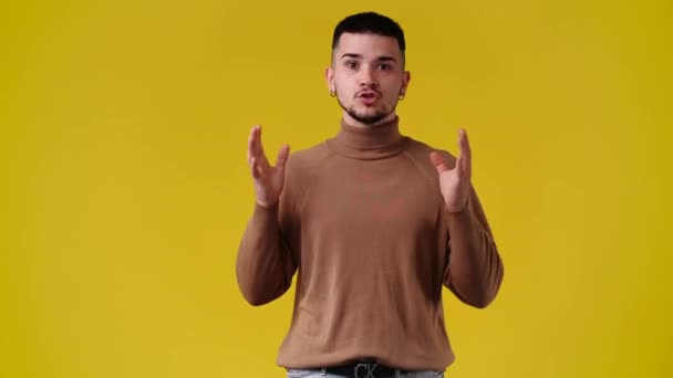 4K段男人在黄色背景下情绪化的视频 情绪的概念 — 图库视频影像