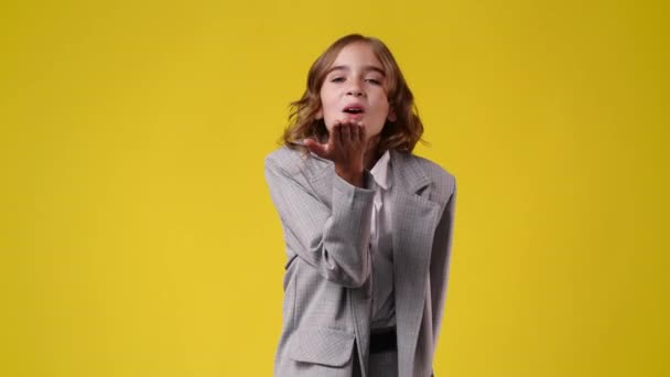 Sarı Arka Planda Hava Öpücüğü Gönderen Bir Kızın Yavaş Çekim — Stok video