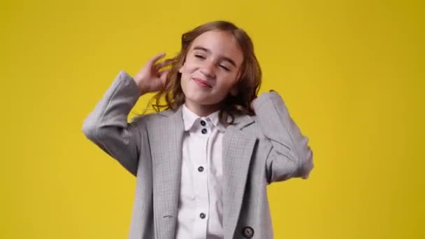 Cámara Lenta Vídeo Linda Chica Sonriendo Sobre Fondo Amarillo Concepto — Vídeos de Stock