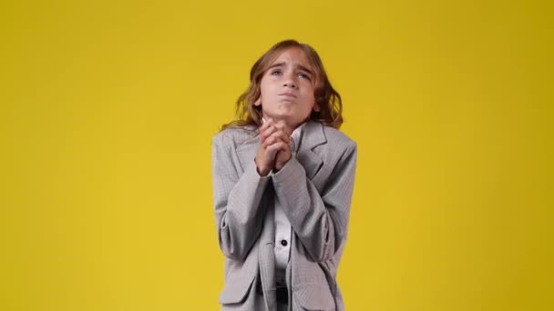 Video Von Einem Mädchen Das Etwas Auf Gelbem Hintergrund Bettelt — Stockvideo