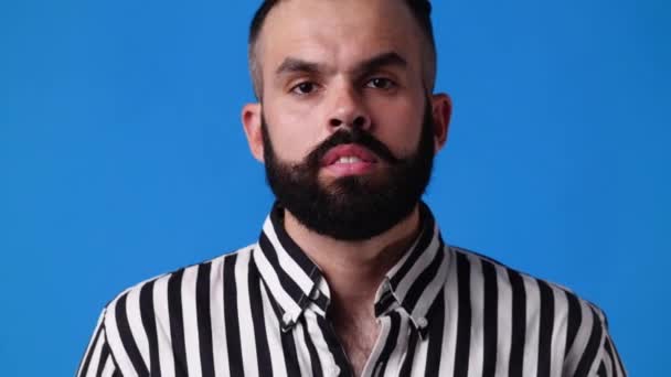 Video Von Leeren Emotionen Eines Mannes Auf Blauem Hintergrund Konzept — Stockvideo