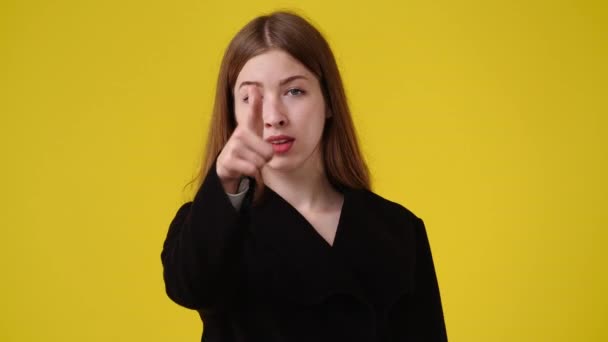 슬로우 비디오에서 여자가 신호를 근처에서 만들고 있습니다 노란색 배경에 표시해 — 비디오