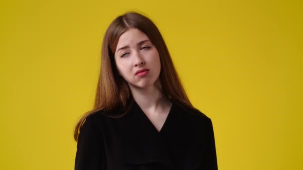 Powolny Film Pustymi Emocjami Jednej Dziewczyny Żółtym Tle Pojęcie Pustych — Wideo stockowe