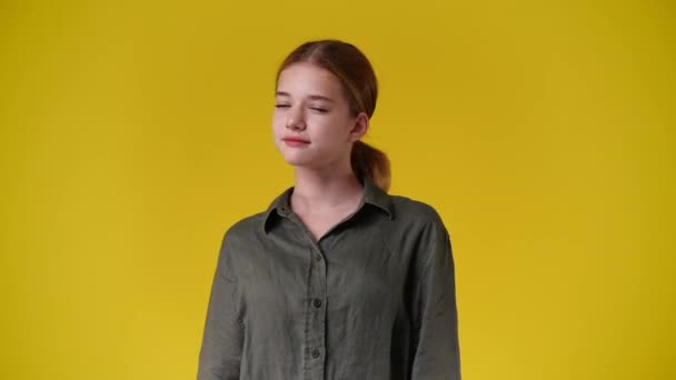 Vídeo Câmera Lenta Menina Com Expressão Facial Astuta Fundo Amarelo — Vídeo de Stock