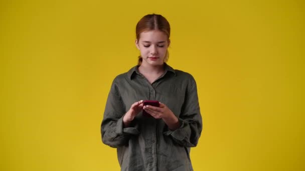 1人の女の子の携帯電話を使った4Kのスローモーションビデオと親指を見せます 感情の概念 — ストック動画
