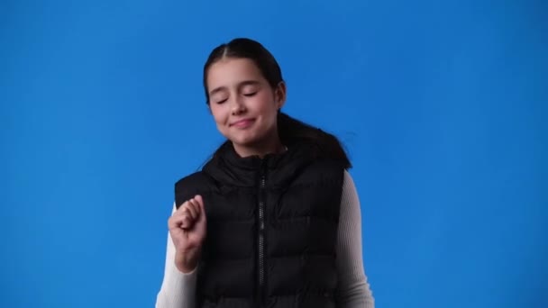 青い背景の上で踊っている1人の少女の4Kスローモーションビデオ 感情の概念 — ストック動画