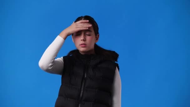1人の女の子の4Kスローモーションビデオ青の背景に悪い感じ 感情の概念 — ストック動画