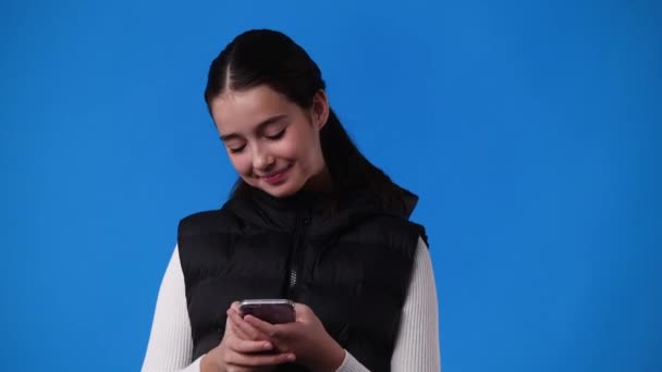 Video One Girl Sending Messages Blue Background Concept Emotions — Vídeo de Stock