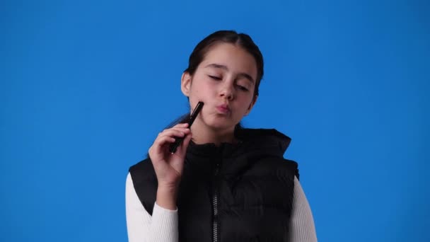 Videó Lány Ravasz Arckifejezéssel Kék Háttérrel Fogalom Lány Ötletekkel — Stock videók