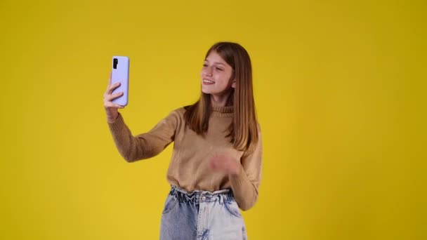 4K慢镜头 美丽的女孩在黄色背景下自拍 情绪的概念 — 图库视频影像