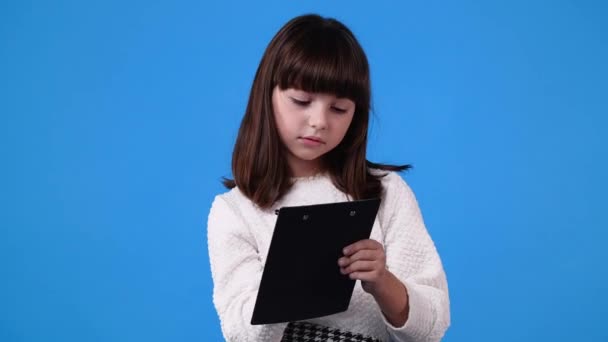 Slow Motion Video One Girl Taking Some Notes Blue Background — Video Stock