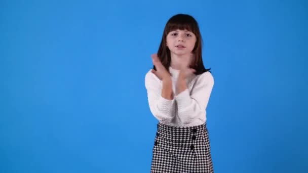 Повільне Відео Однієї Дівчини Танцює Синьому Фоні Поняття Емоцій — стокове відео