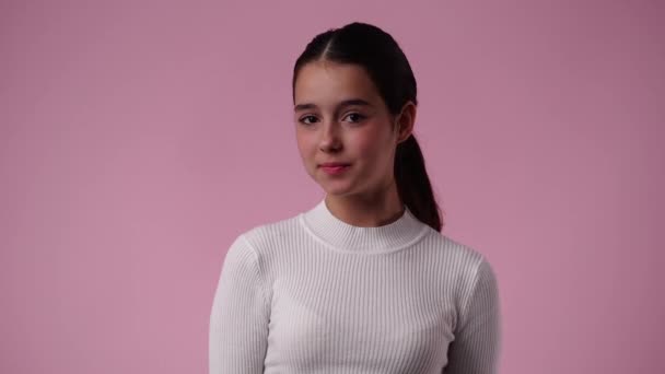 Βίντεο Αργής Κίνησης Ενός Κοριτσιού Που Αναβοσβήνει Στην Κάμερα Ροζ — Αρχείο Βίντεο
