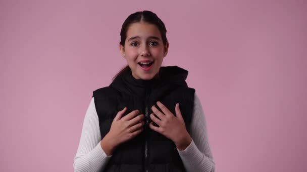 ピンク色の背景の上に感情的な1人の女の子の4Kスローモーションビデオ 感情の概念 — ストック動画