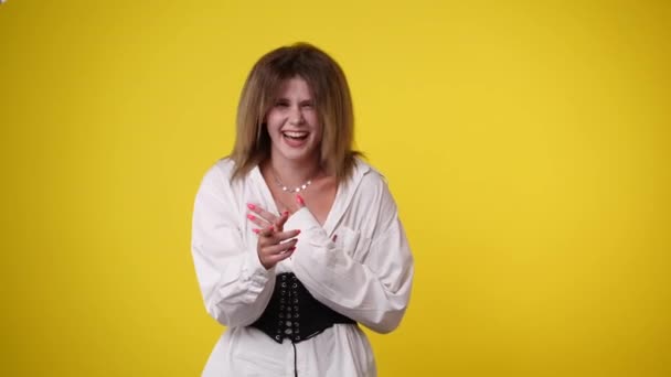 Video One Girl Pointing Camera Smiling Yellow Background Concept Emotions — Vídeos de Stock