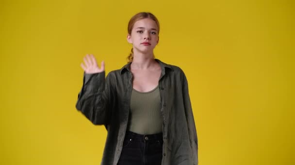 Zeitlupenvideo Von Einem Mädchen Das Stoppschild Auf Gelbem Hintergrund Zeigt — Stockvideo