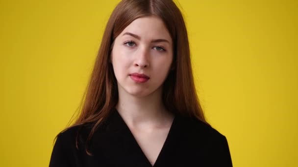 4K慢镜头 一个女孩对着黄色的背带笑 情绪的概念 — 图库视频影像