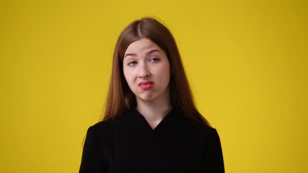 否定的な表情をした1人の少女の4Kスローモーションビデオ 感情の概念 — ストック動画