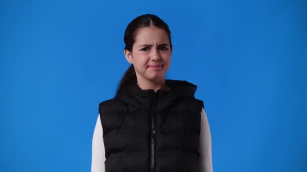 1人の女の子の4Kスローモーションビデオ青い背景の上にジェスチャーなし 感情の概念 — ストック動画