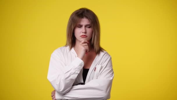 Video Van Meisje Met Sluwe Gezichtsuitdrukking Gele Achtergrond Concept Van — Stockvideo