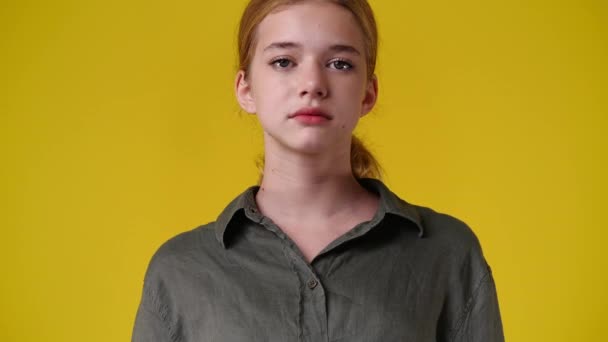 4K的慢动作视频 一个女孩在黄色背景下的空白情感 空白情感的概念 — 图库视频影像