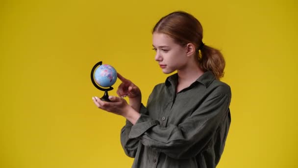 Video One Girl Looking Small Globe Concept Emotions — Video Stock