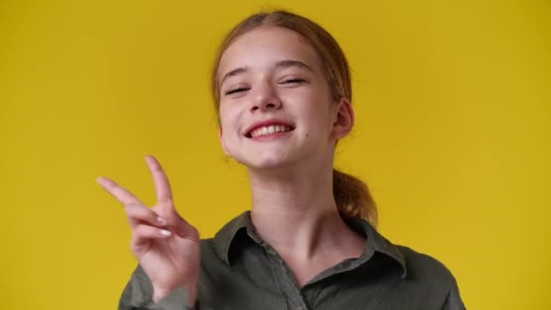 Sakte Film Jente Med Positivt Ansiktsuttrykk Som Viser Fingre Følelsesbegreper – stockvideo