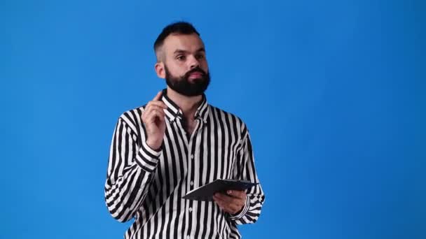 Slow Motion Video One Man Taking Notes Blue Background Concept — Video