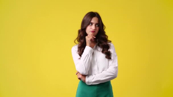 Vídeo Câmera Lenta Menina Com Expressão Facial Astuta Fundo Amarelo — Vídeo de Stock