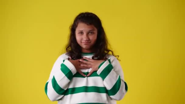 Slow Motion Video One Girl Gesturing Yellow Background Concept Emotions — Vídeo de Stock