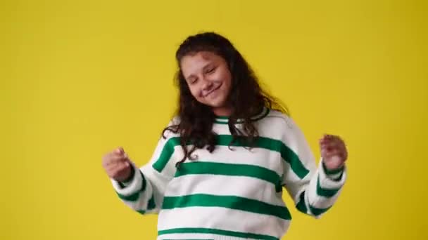 Βίντεο Ένα Κορίτσι Χορεύει Πάνω Από Κίτρινο Φόντο Έννοια Των — Αρχείο Βίντεο