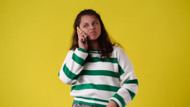 Αργή Κίνηση Βίντεο Ενθουσιασμένοι Κορίτσι Έχουν Μια Συνομιλία Από Τηλέφωνο — Αρχείο Βίντεο