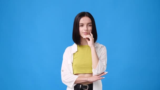 Slow Motion Video Girl Cunning Facial Expression Blue Background Concept — Stockvideo